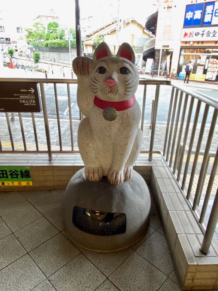 こちら豪徳寺駅前の招き猫様です