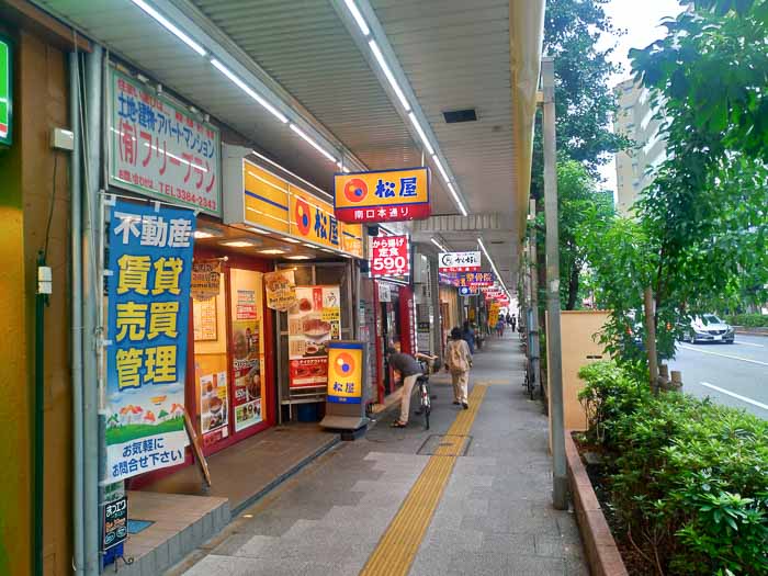 中野駅までは商店街を通ります