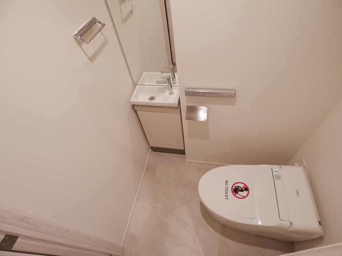 トイレには手洗い水栓と鏡が付いてます
