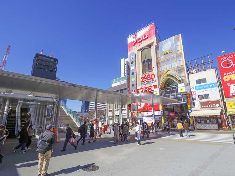 中野駅前はいろいろな商店が立ち並びます