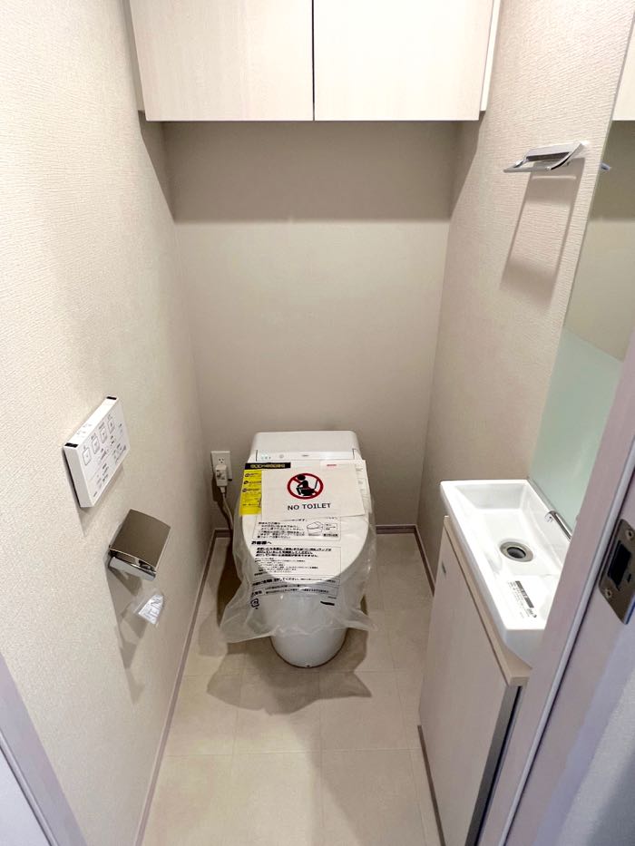 トイレ個室には手洗いカウンター付き