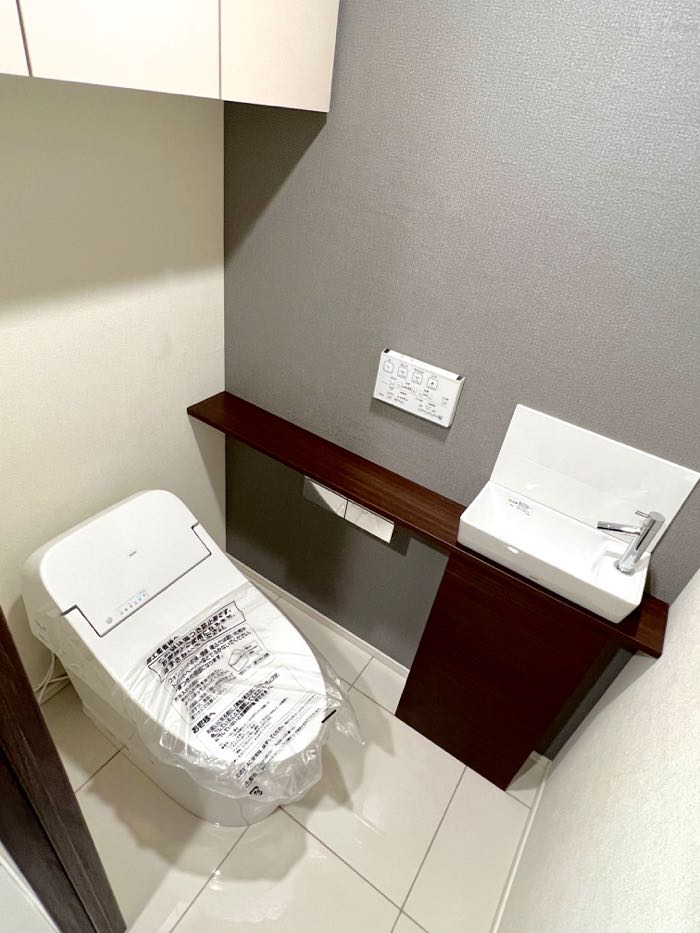 手洗いカウンター付きのシャワートイレ