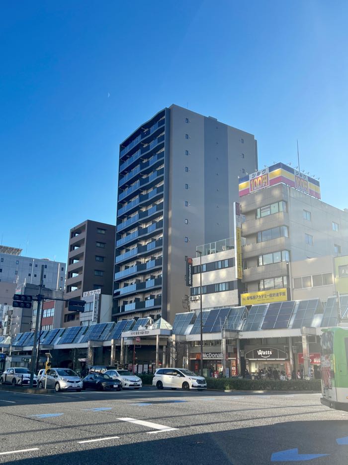 巣鴨駅前に建つ猫可賃貸マンション