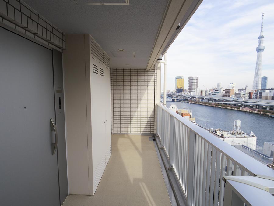 上層階の共用廊下からは隅田川が見えます