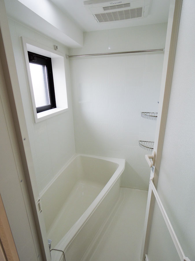 窓と浴室乾燥機付きバスルーム