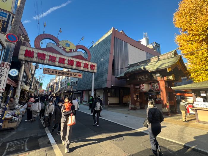 和やかな雰囲気の巣鴨地蔵通り商店街