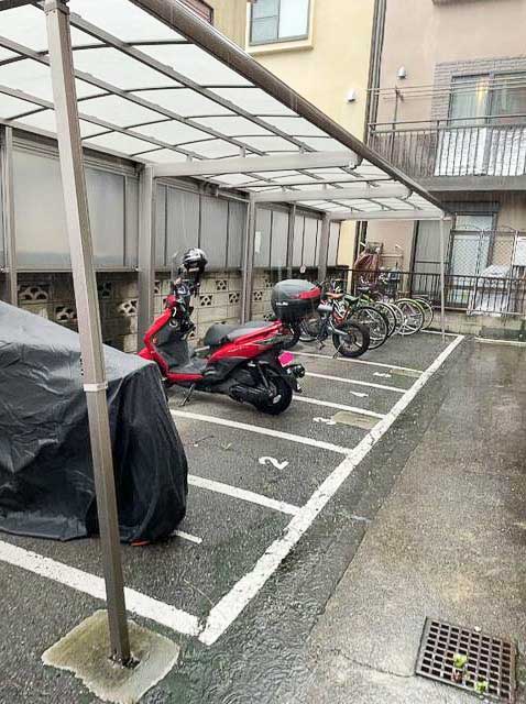 バイク置場(要空き確認)と自転車置場 